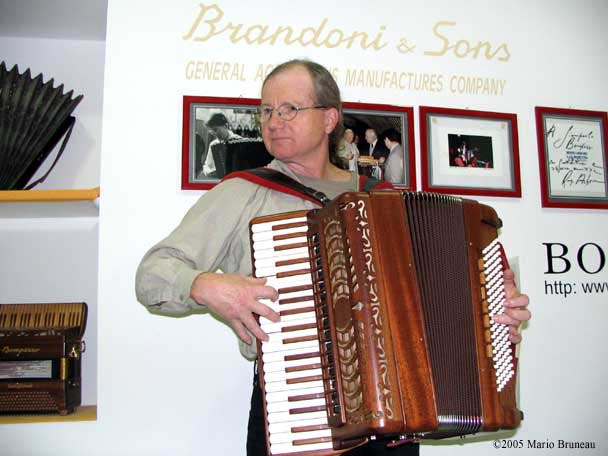 BrandoniConstruction Playing a Brandoni accordion not yet completed at Bompezzo in Castelfidardo