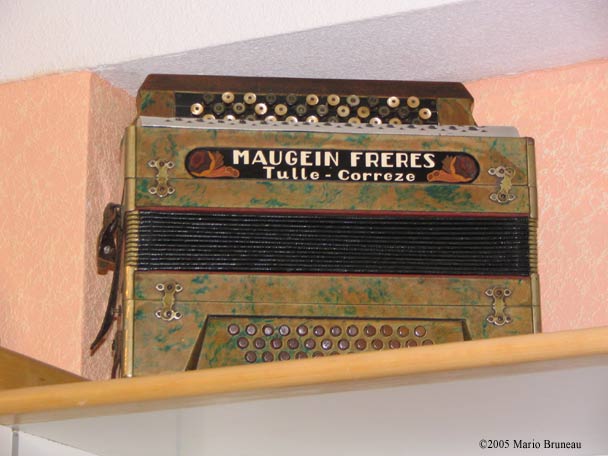 MaugeinAntique An antique musette accordion from past years of Maugein accordions in France.
