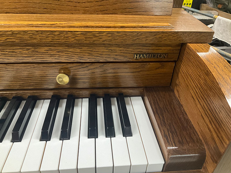 La finition du piano droit Baldwin Hamilton