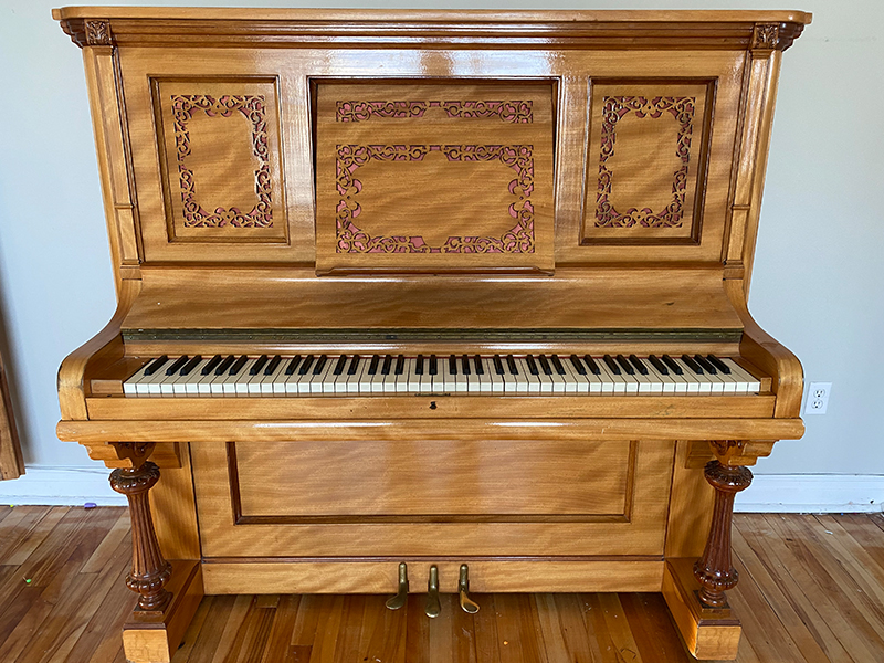 Le meuble magnifique du piano droit L.E.N. Pratte