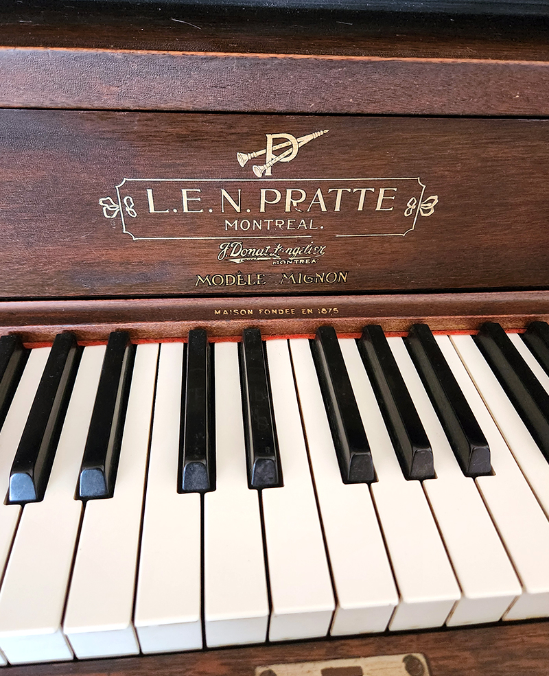 Le clavier du piano droit L.E.N. Pratte du Québec