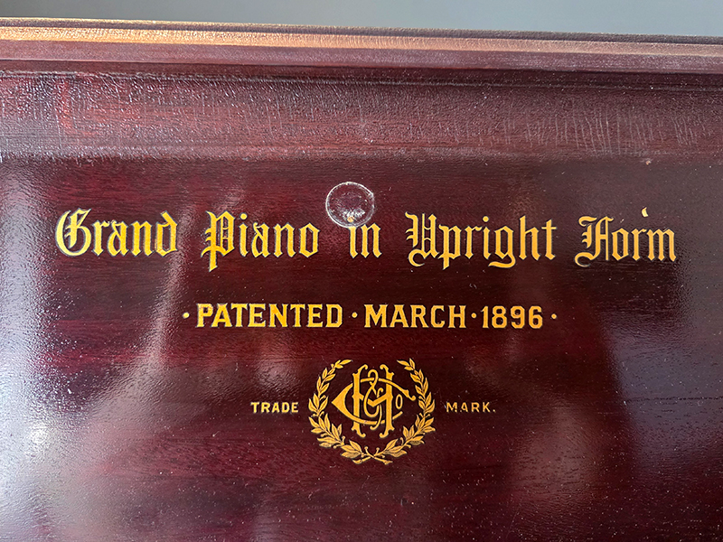 L'appellation upright grand du piano droit Heintzman