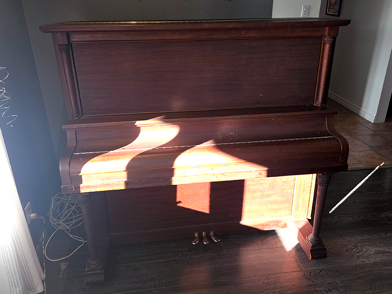 Le meuble du piano droit Heintzman