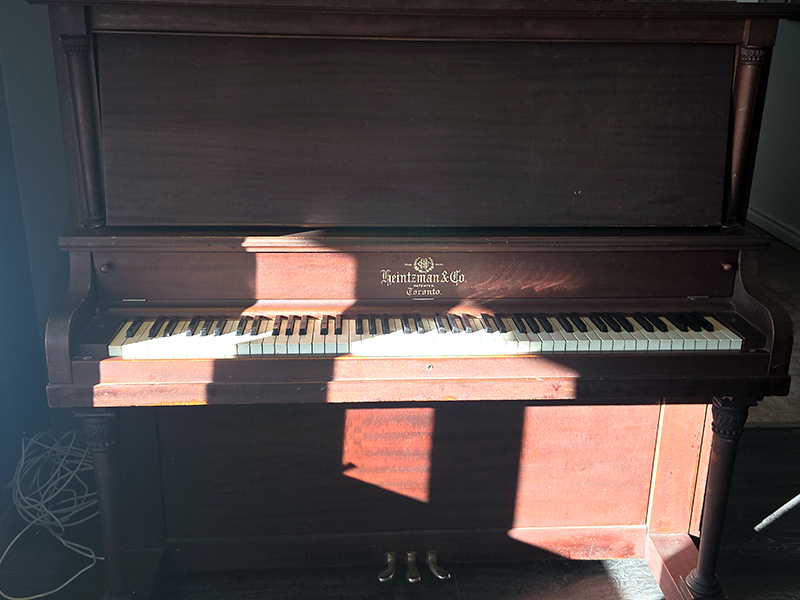 Le meuble du piano droit Heintzman