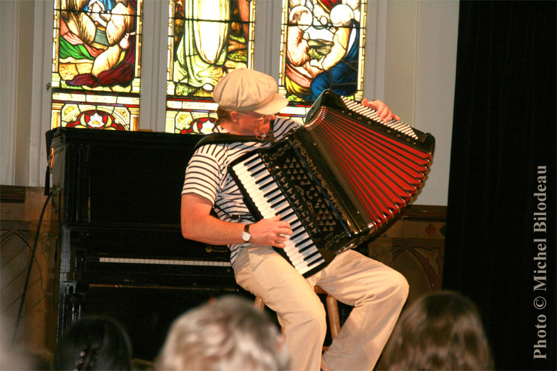 L'accordéoniste musette Mario Bruneau lors d'un concert.